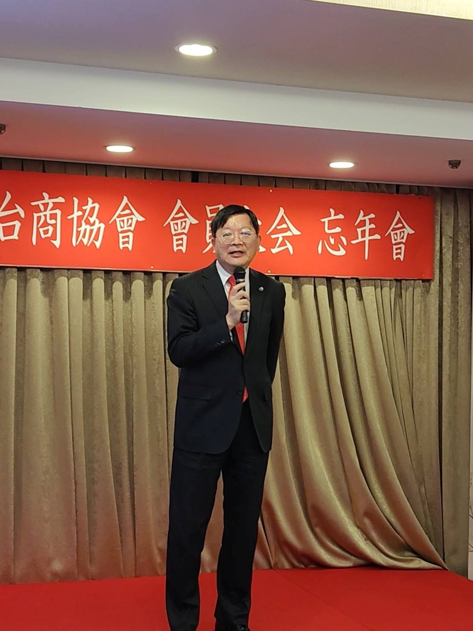 挨拶する洪処長