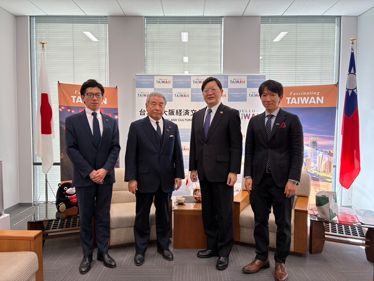 洪処長（右2）と沈秘書（右1）、高知県日台親善協会の有田会長（左2）および野川理事長（左1）