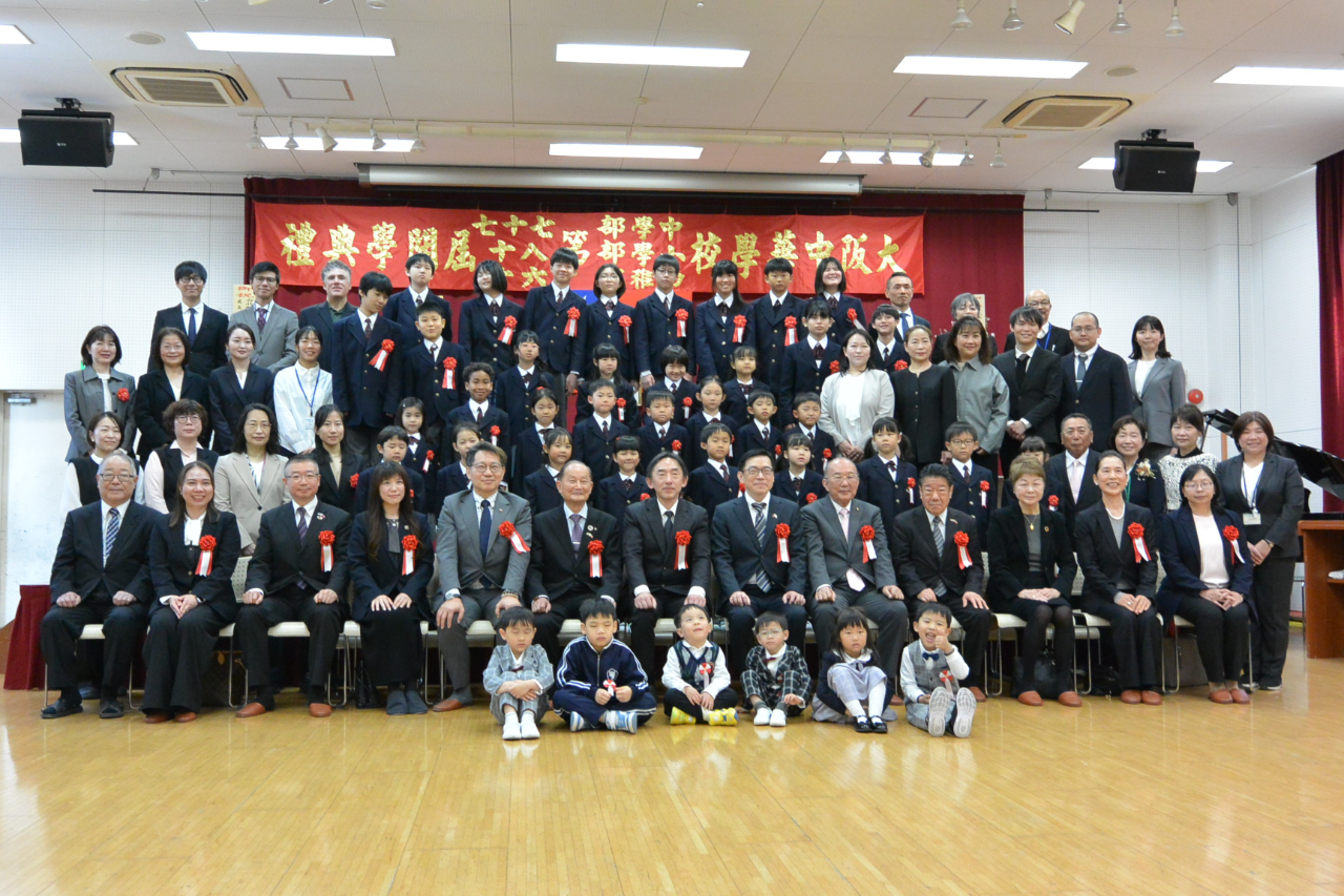 范振國処長(二列目右から6番目)・ご来賓および新入生の集合写真