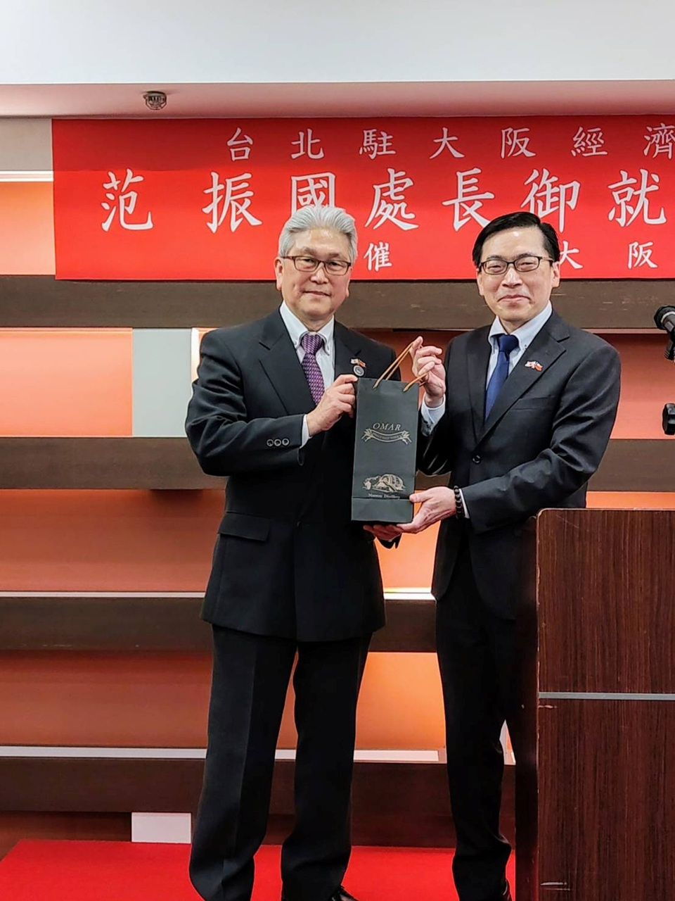 大阪中華総会葉山祐造会長(左)と范振國処長(右)