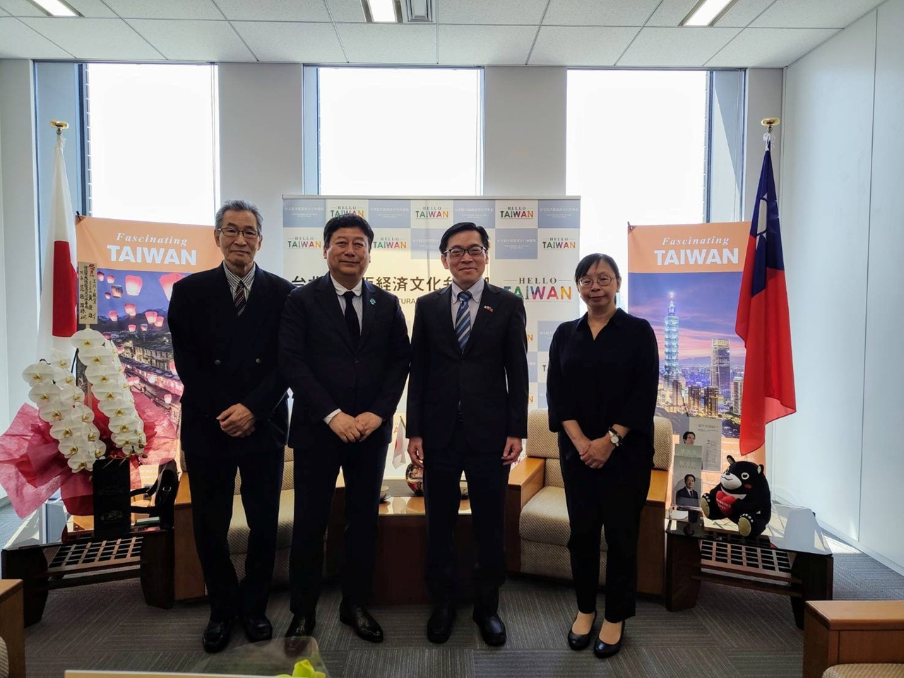 左から張副会長・王会長・范処長・黄課長