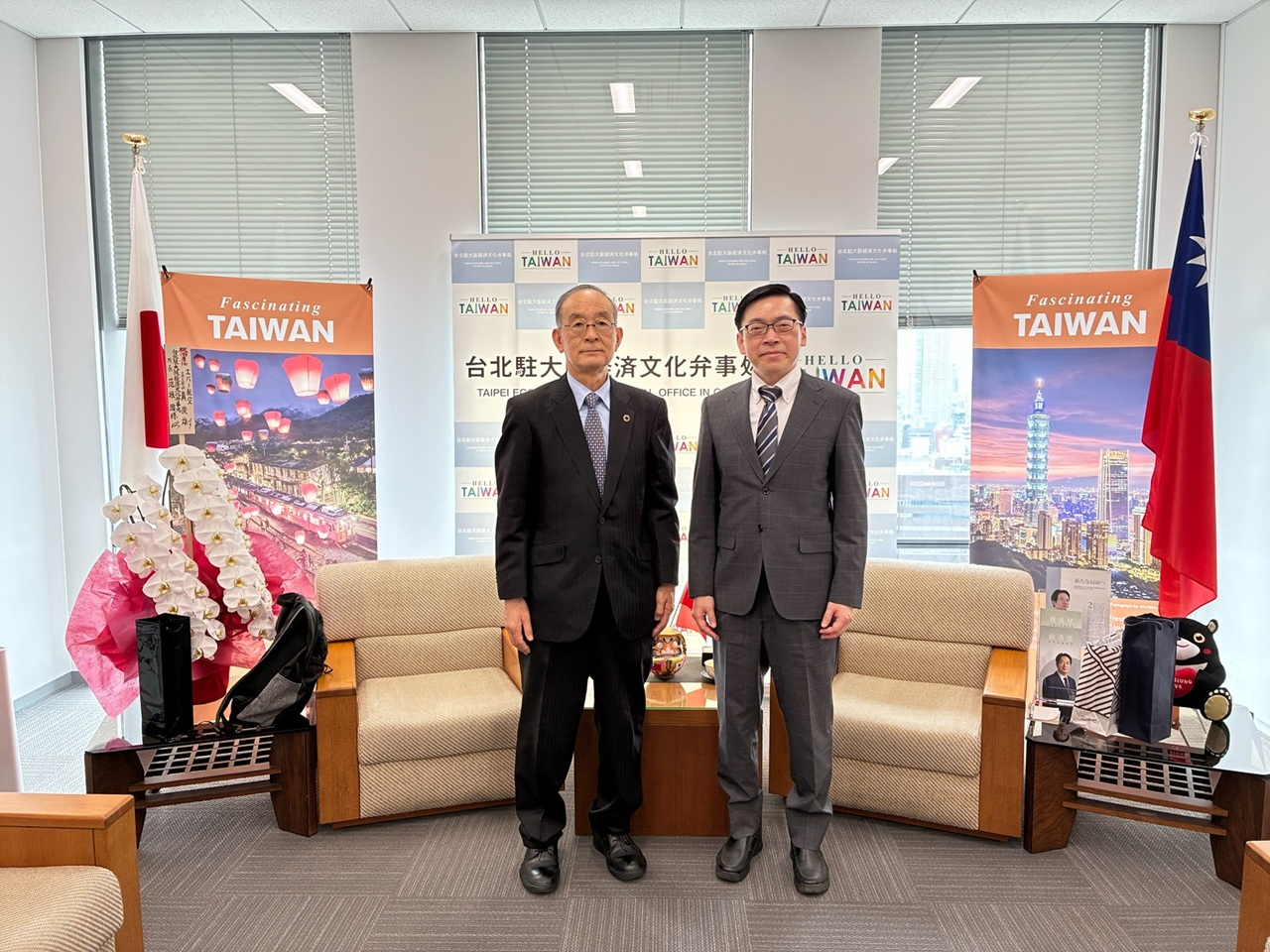 范処長(右)と豊井会長(左)