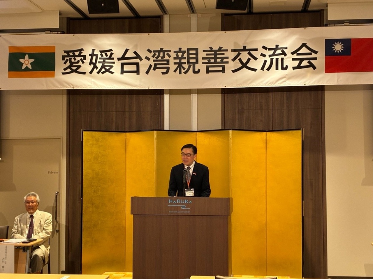 挨拶する范処長