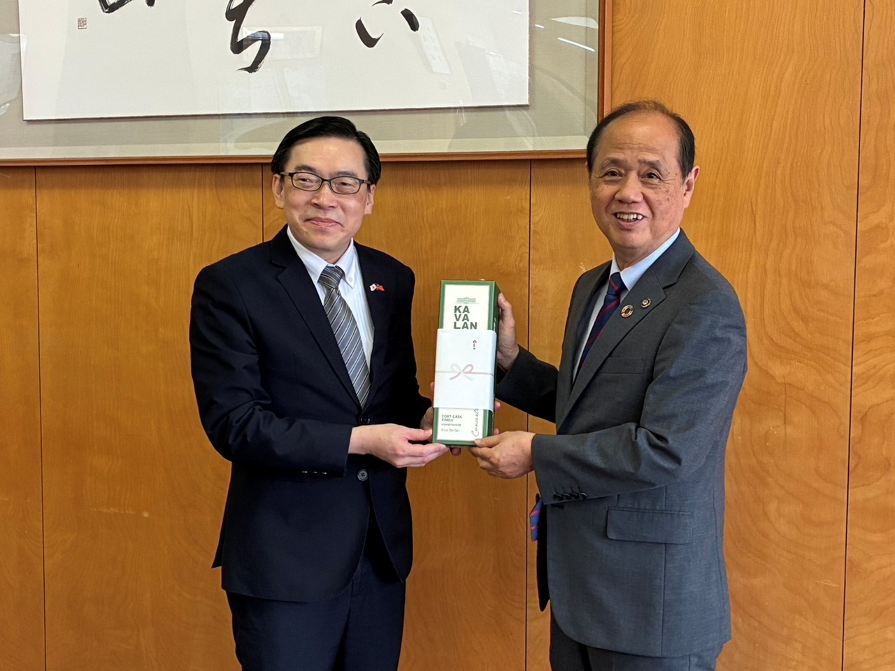 范処長(左)と大森市長(右)