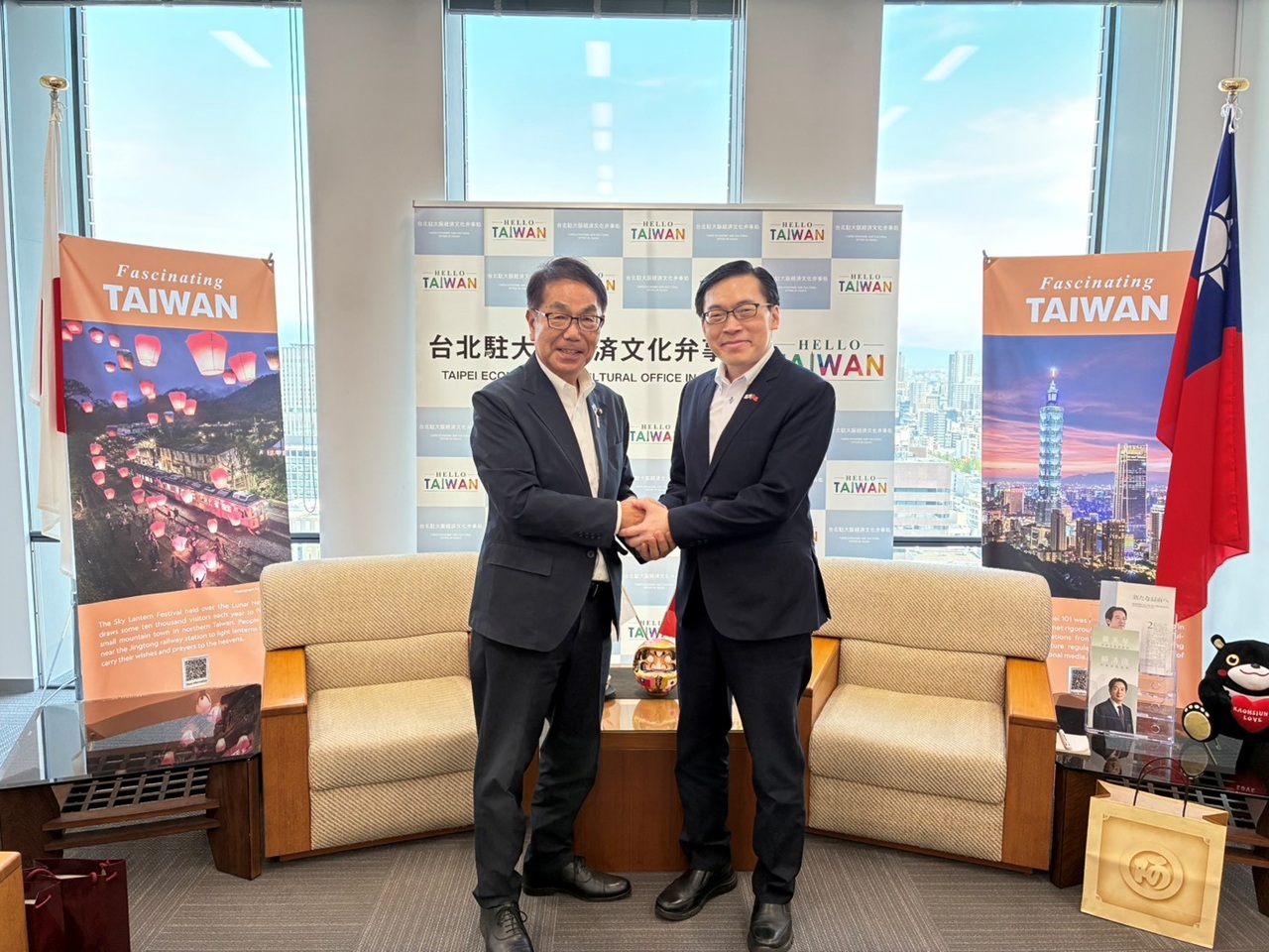 范処長(右)と平谷市長(左)