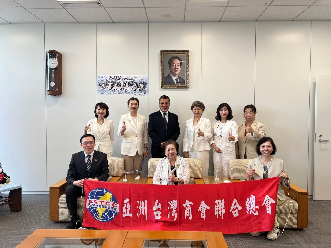 范振國・駐大阪処長(前列左)およびアジア台湾商会連合総会・俞秀霞総会長(前列中央)とその他幹部の集合写真