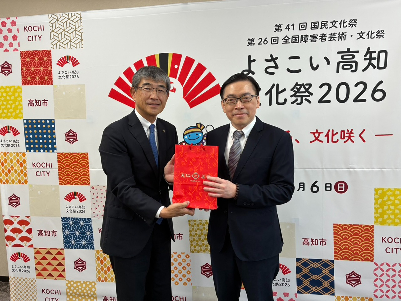 范処長(右)と桑名市長(左)