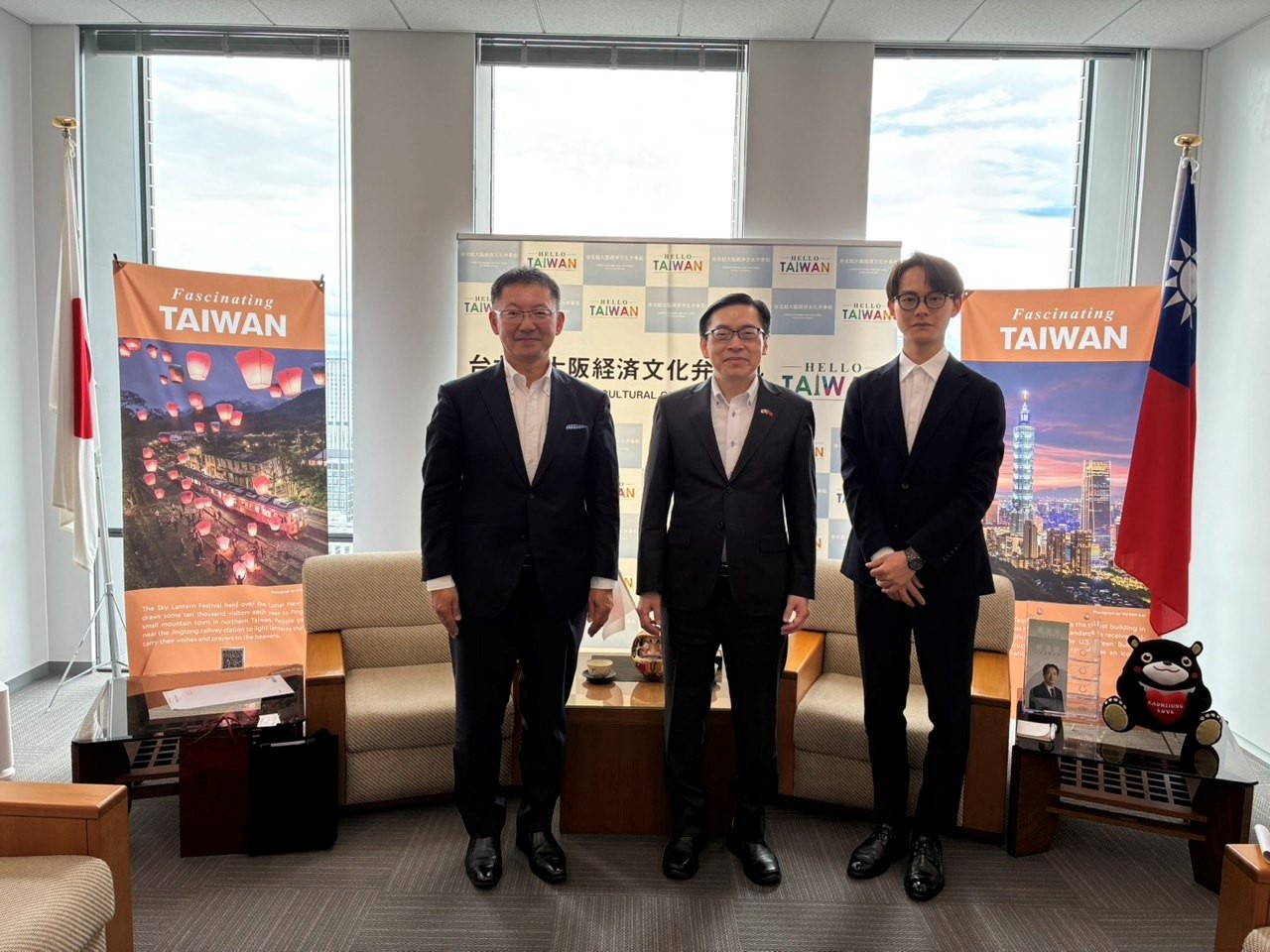 范処長と小川健一郎総主事による記念撮影