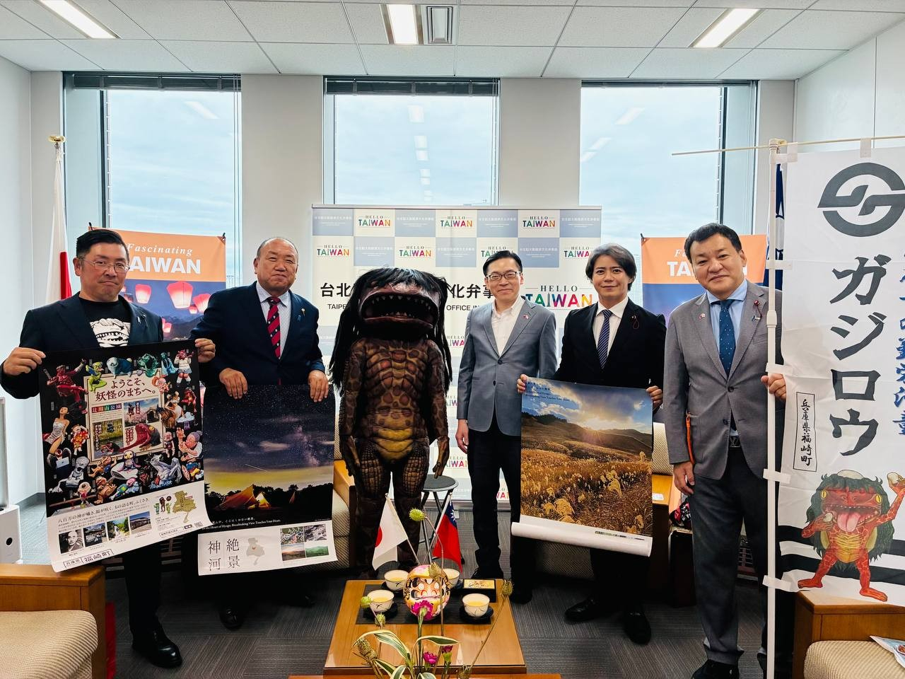 范処長と福崎町議会城谷英之議員、植岡茂和副議長、神戸市会上畠寬弘議員、奈良県高取町議会新澤良文議員による記念撮影。