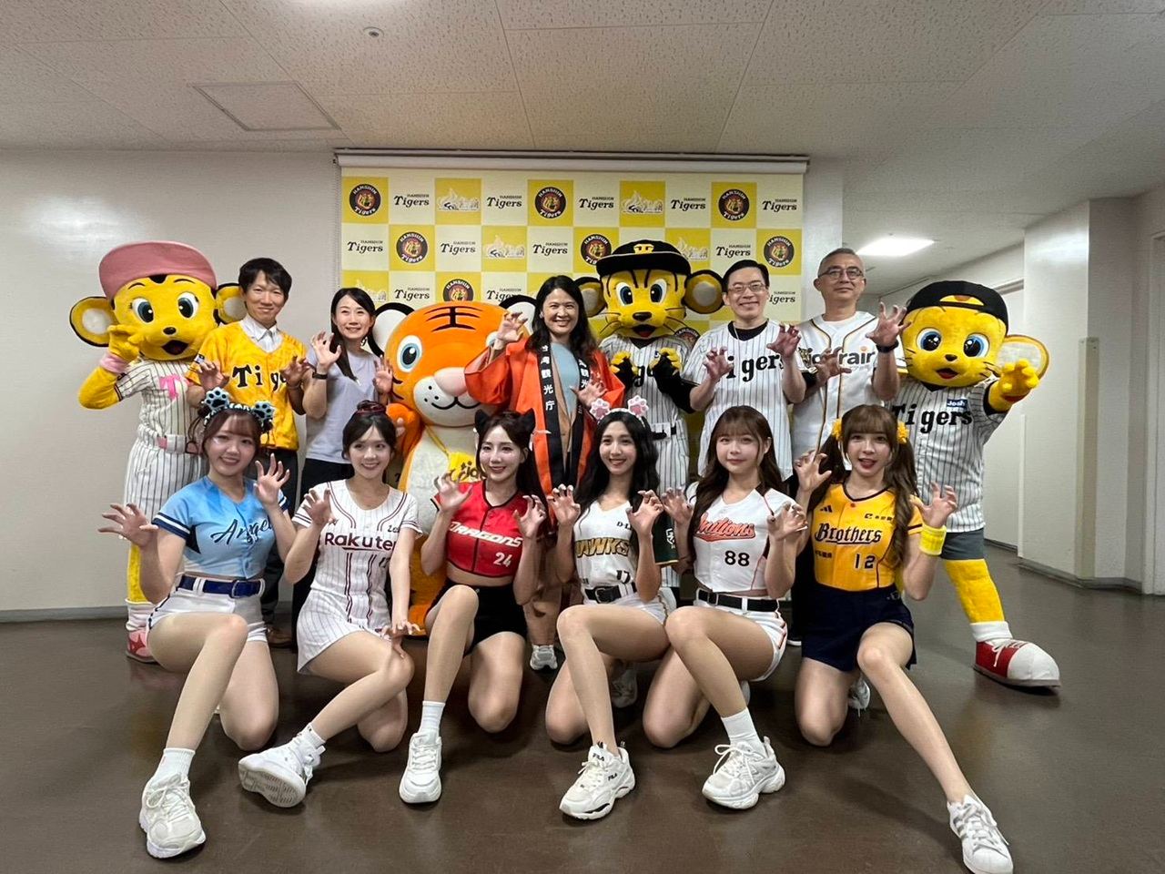 阪神甲子園球場での第8回「台湾デー」に参加する范振国処長 