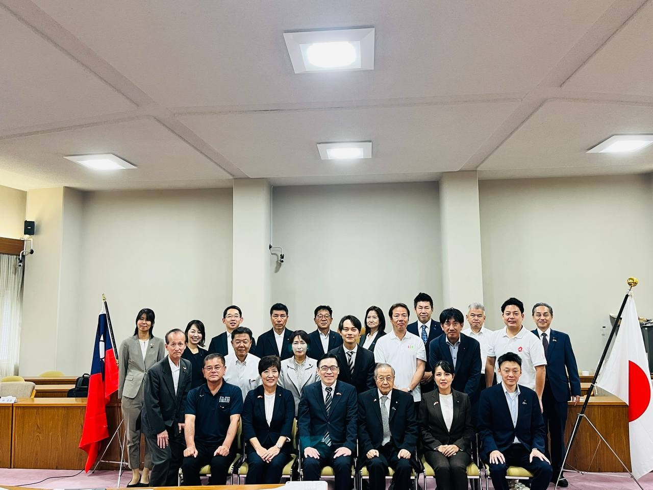 范処長と「尼崎市議会日台友好議連」所属議員による記念撮影
