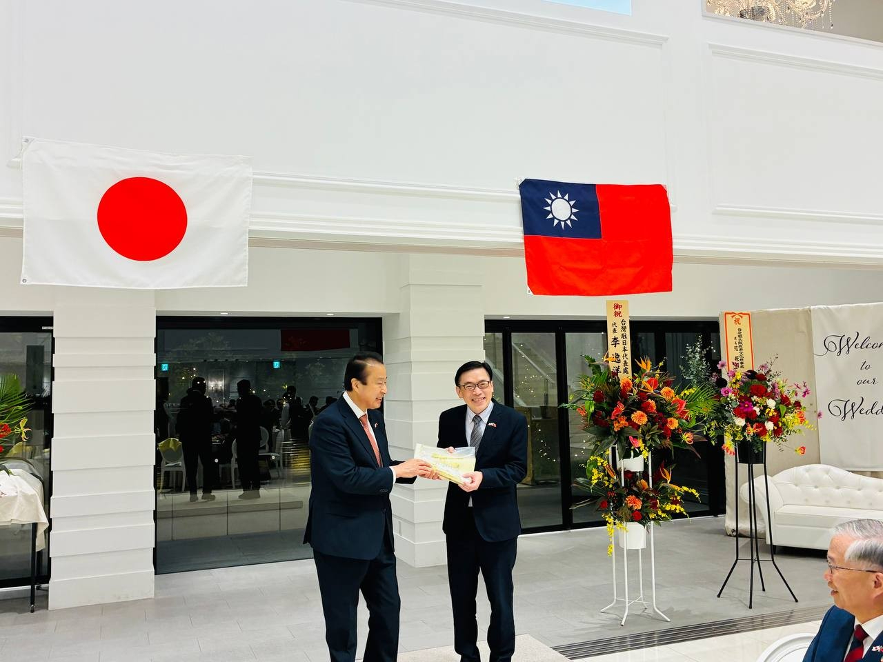 范処長と宮元陸会長による記念撮影