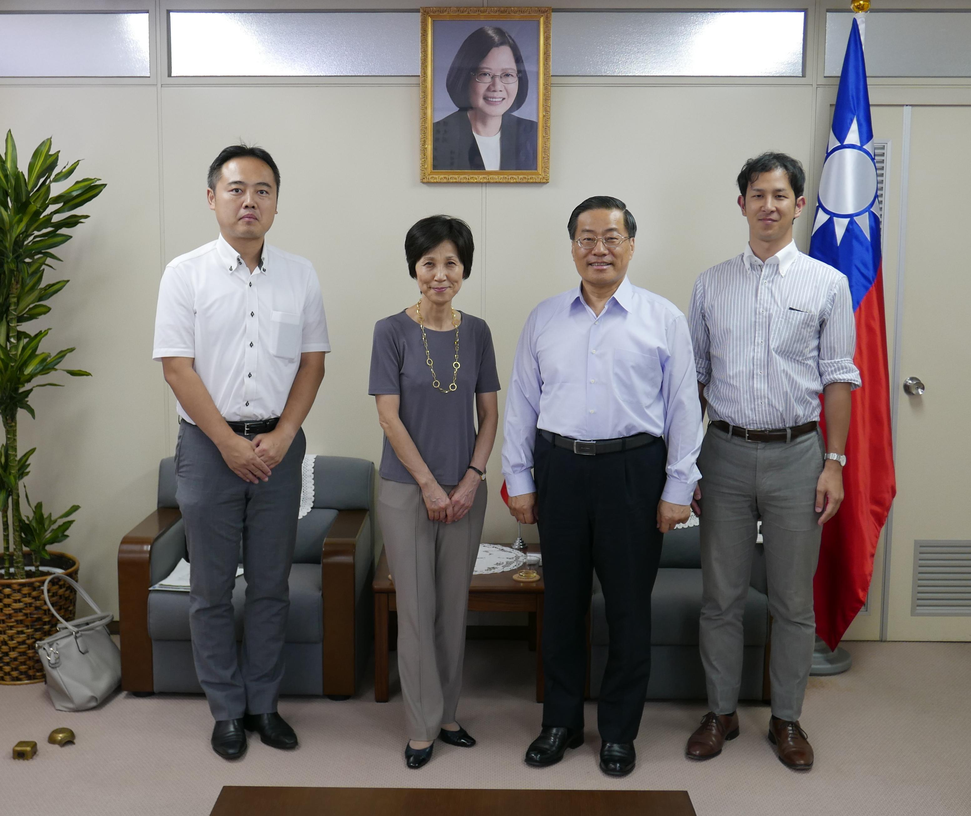 駐處陳處長(右2)、川崎市經濟勞動局國際經濟推進室折原綾子(左2)、米村久幸係長(左1)、武田邦彥(右1)