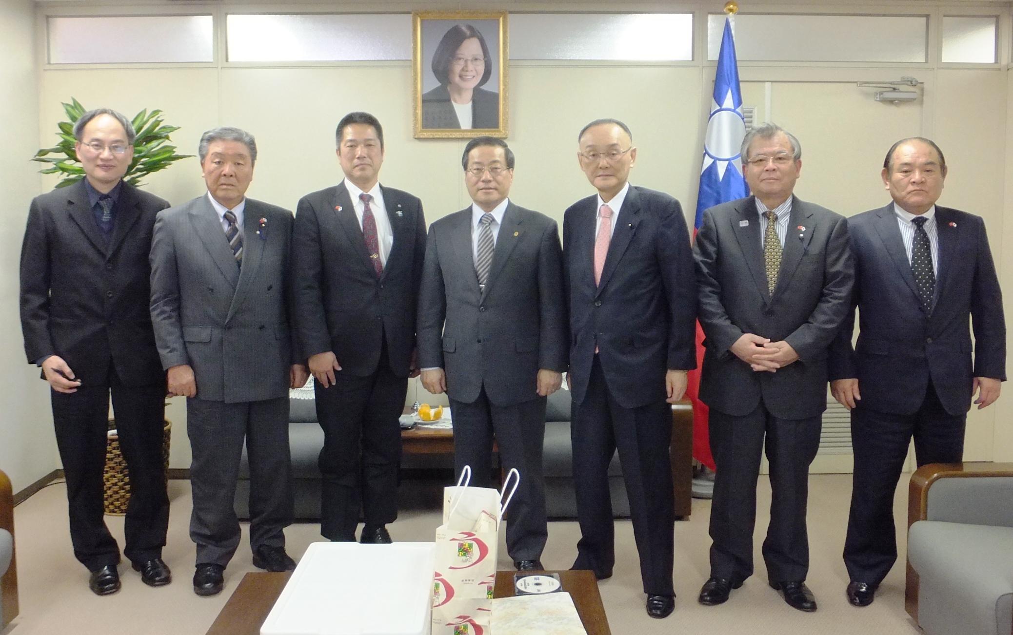 岡部克仁町長（左3）、齋藤要議長（左2）、靜岡縣議會日華友好議員連盟森竹治郎會長(右3)