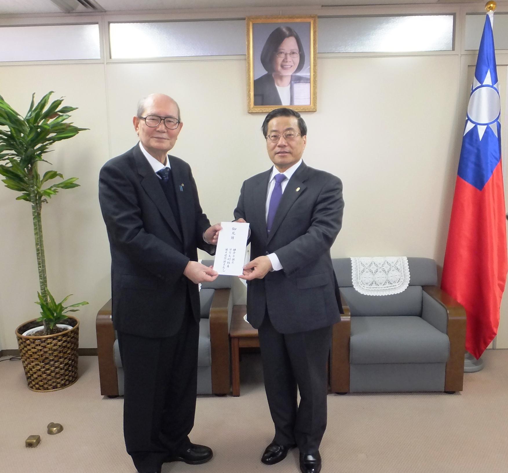 會長：松中健治(左)、陳處長(右)