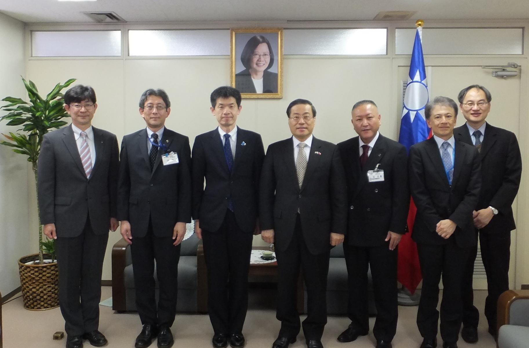 神奈川縣國際文化觀光局：河合宏ㄧ局長（左3）
神奈川縣國際文化觀光局：平井和友副局長（左2）
神奈川縣國際文化觀光局：篠原仙一國際戰略部長(右3)

