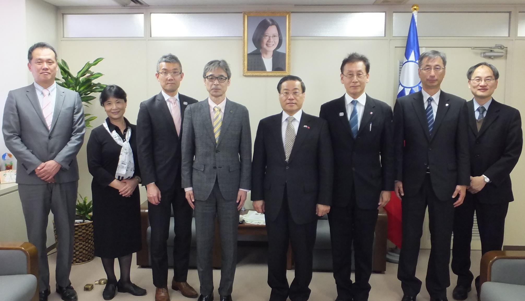 藤沢市経済部：和田章義部長（左4）
藤沢市觀光推進課：齋藤拓也課長(左3)
藤沢市観光協会：武田邦博専務理事（右3）
藤沢市観光協会：山口泰生事務局長（右2）