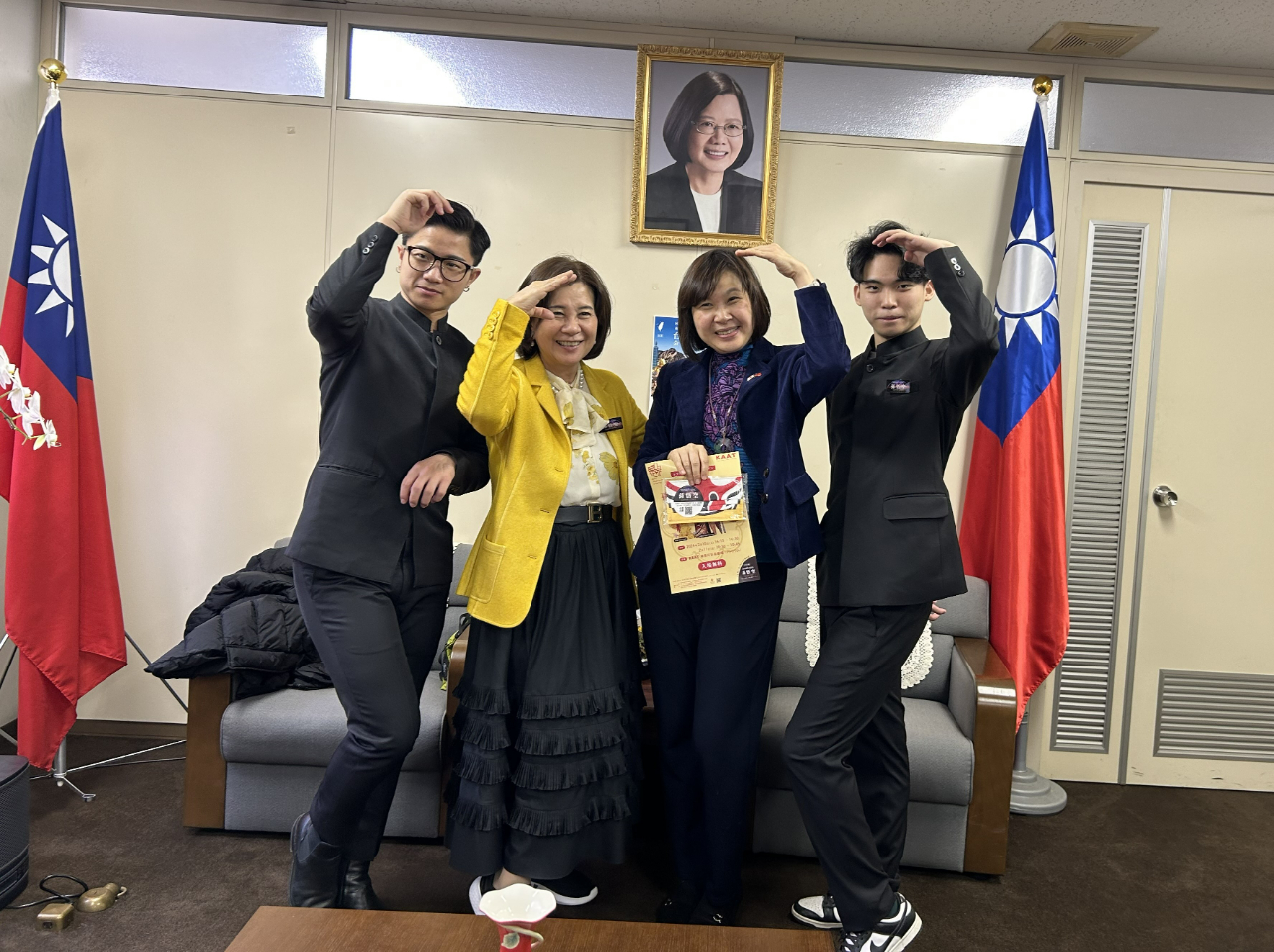 左起分別為「第二代美猴王」徐挺芳、共同製作人陳怡蓁、張處長、「第三代美猴王」秦朗
