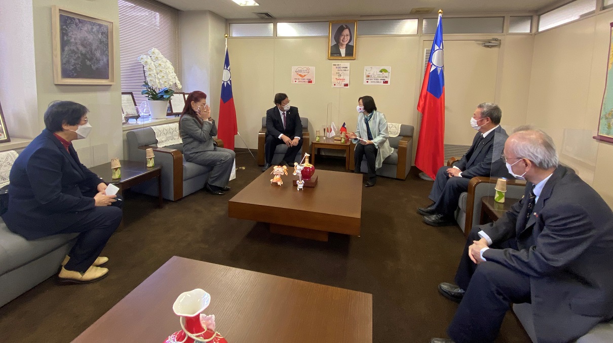 張処長と林会長らと座談の様子