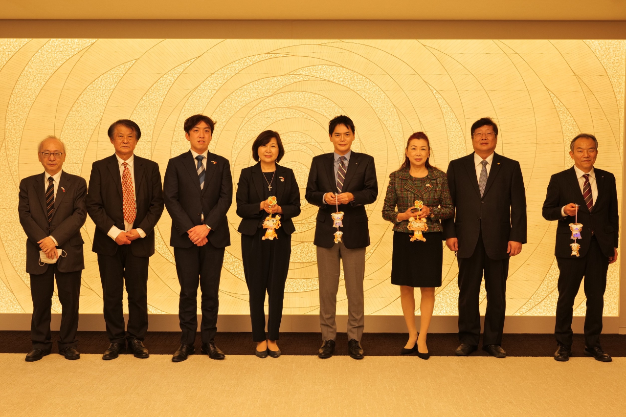 本処張淑玲処長（左から4番目）、山中竹春横浜市長（右から4番目）、洪益芬僑務委員（右から3番目）、橫濱華僑總會張儀会長（左から3番目）