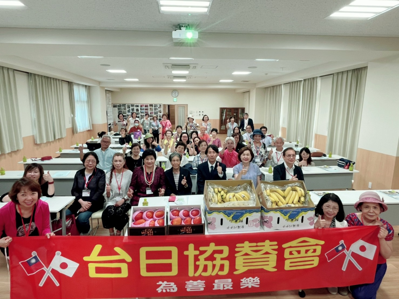 張処長は台日協賛会と共に伊豆長岡学園を訪問し、支援金を手渡した