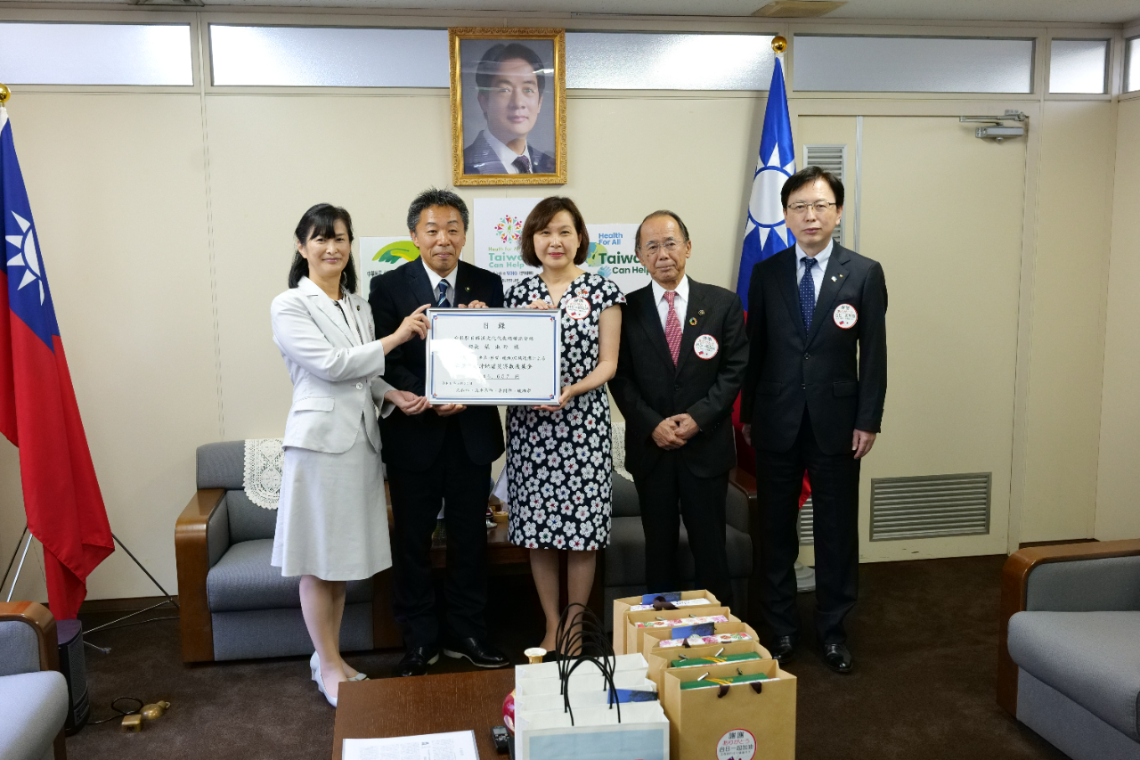 左からは座間市の佐藤弥斗市長、大和市の古谷田力市長、張処長、海老名市の内野優市長、綾瀬市の内藤勝則副市長