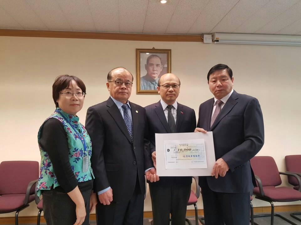 譚紹榮會長(圖右1)及李寶禮監事長(圖左2)代表捐贈賑災款由易志成公使(圖右2)及廖靜芝組長(圖左1)代表接受