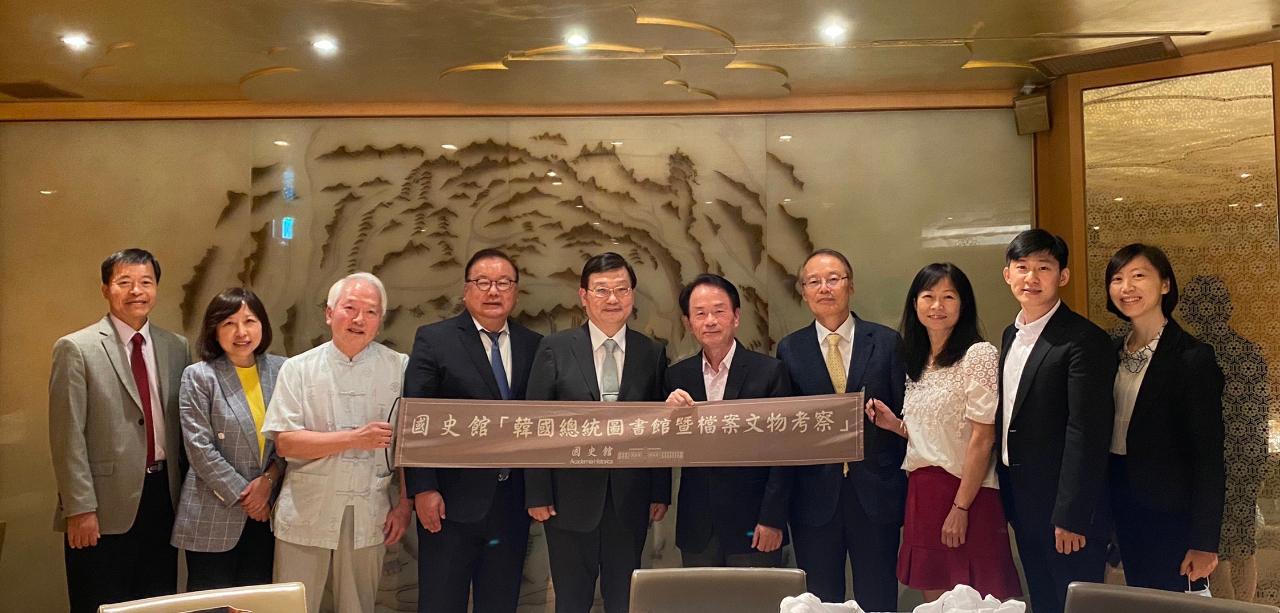 我國史館陳館長乙行於8月14日至20日來韓考察，並參訪韓國國史編纂委員會、韓國大統領紀錄館及各大統領紀念館。8月16日本處梁代表與訪團餐敘，就此行參訪交換意見。
