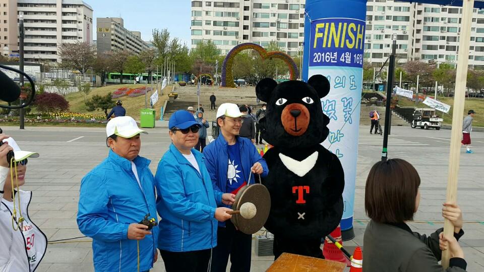 제8회 여의도 벚꽃 마라톤 대회가 16일 서울 여의도 한강 시민공원에서 5000여명이 참가한 가운데 성황리에 진행됐다. 스딩 주한 타이완 대표부 대표는 참석했다. 