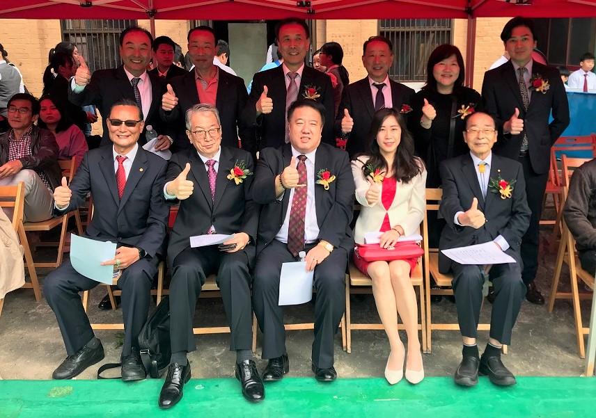 우상니엔 처장은 부산화교협회 주요 인사들과 같이 기념촬영을 하고 있다.