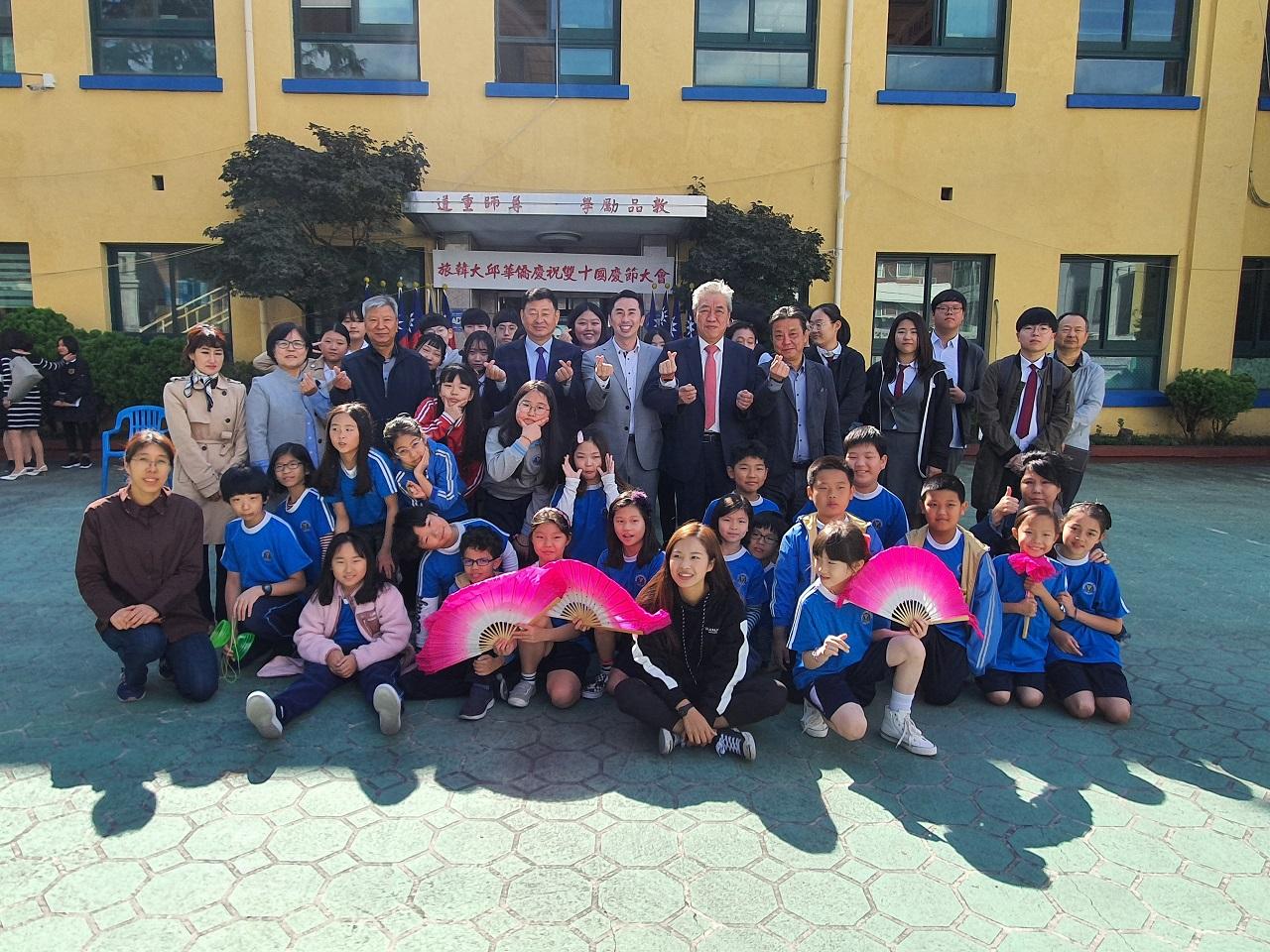 린딩카이林定凱 영사가 교무 손孫 위원, 대구화교협회 대표자, 대구화교중소학교 스승‧학생들과의 단체사진