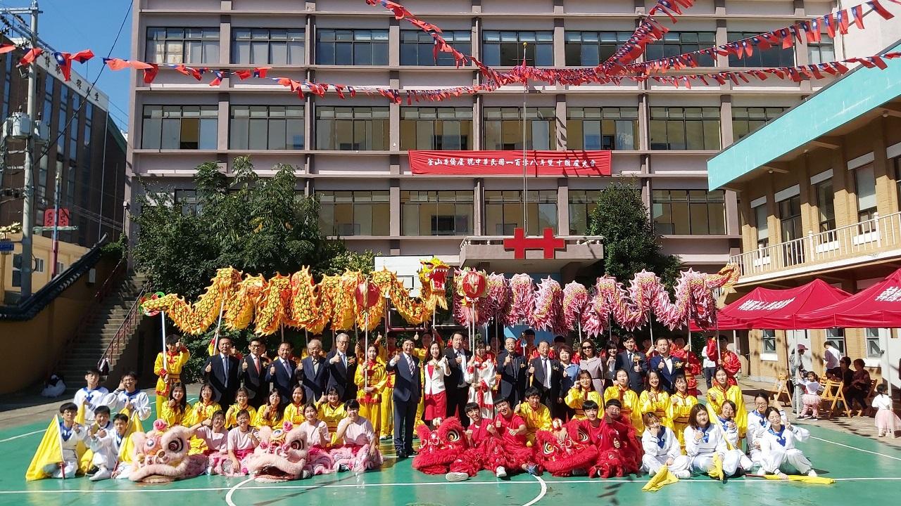 우 처장이 화교 대표자들, 화교학교 학생들과 기념사진