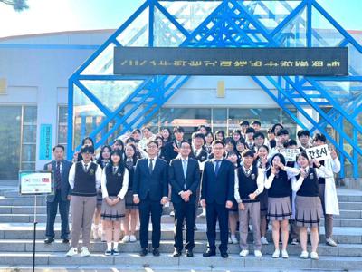 郭承凱處長赴應慶南外國語高中分享外語學習經驗，並以「我的韓國之行」為題用韓語發表演講