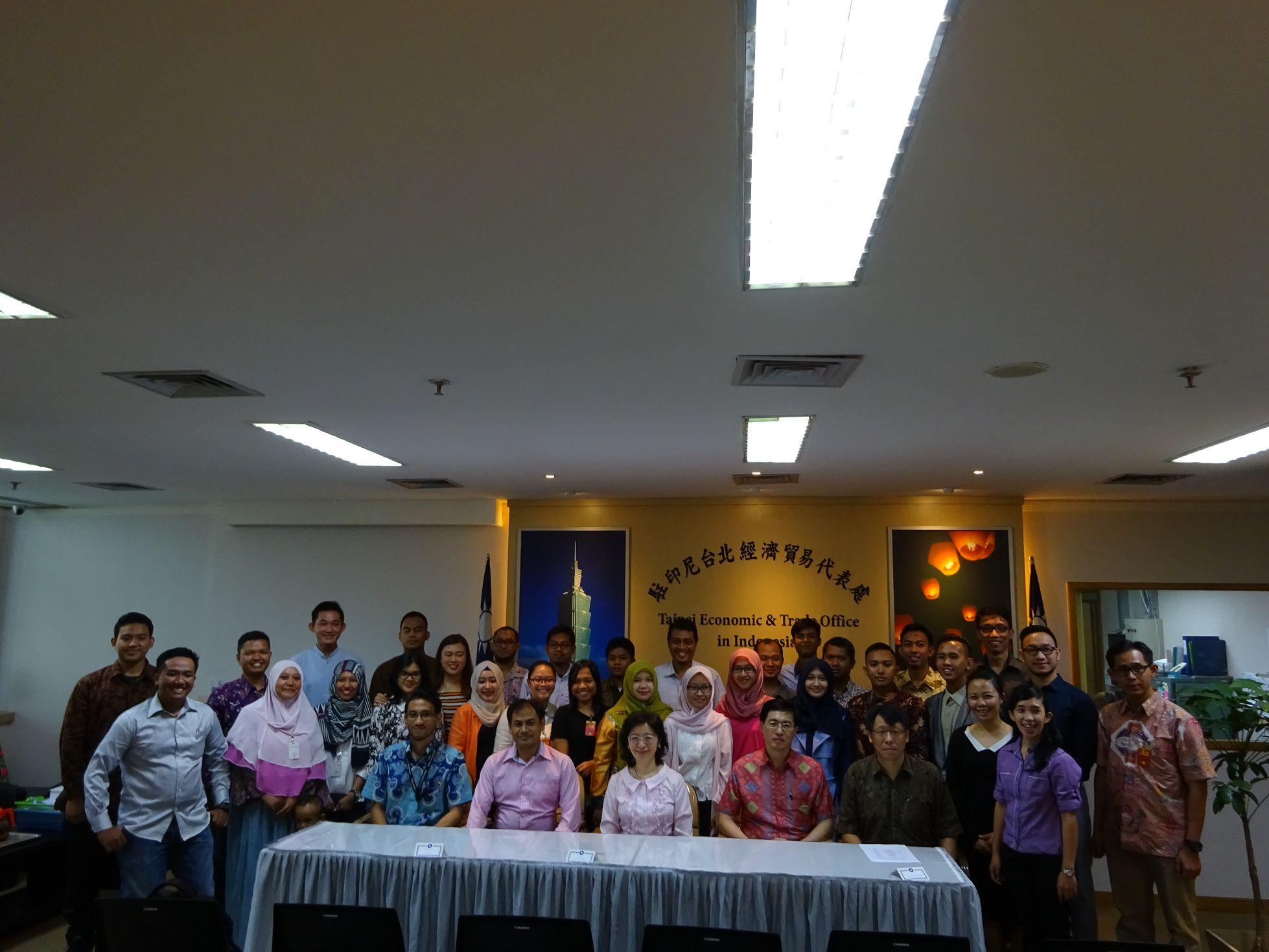 葉公使及本處同仁與2016年台灣獎學金受獎人合影