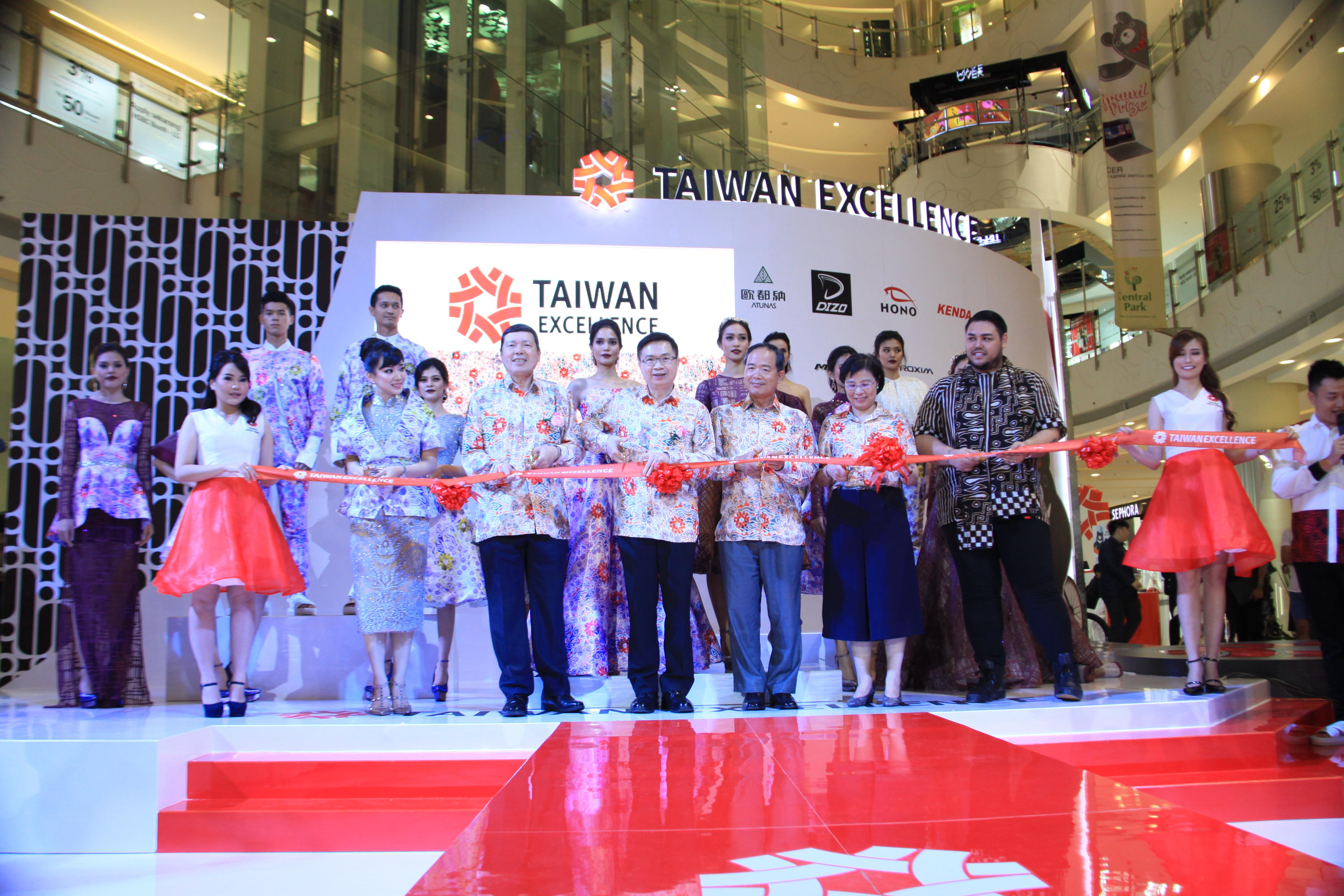 (左起)台灣精品代言人Yuanita Christiani、外貿協會葉明水秘書長、外貿協會黃志芳董事長、駐印尼代表處陳忠大使、貿易局楊珍妮局長以及印尼知名蠟染設計師Ivan Gunawan