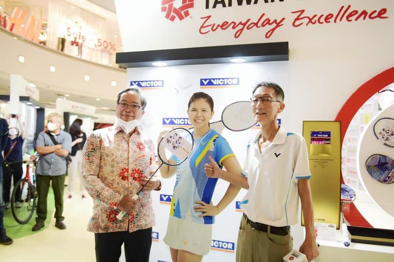 駐印尼代表處陳大使忠(前左)蒞臨並與印尼女子雙打名將波利(Greysia Polii)背板合照