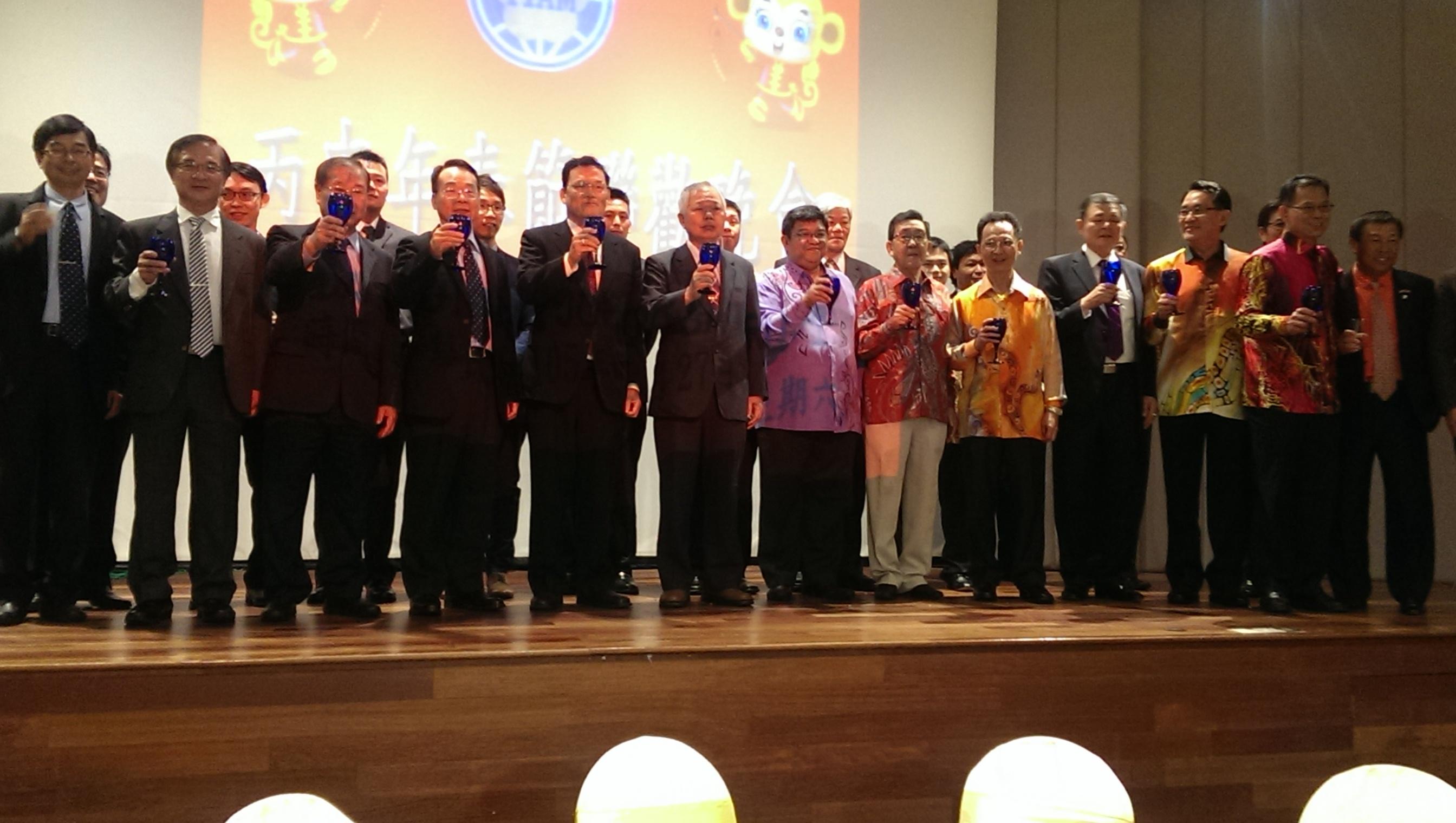 駐馬來西亞代表處章計平大使(前排左5)於2016年2月27日馬來西亞台灣商會聯合總會舉辦之2016年新春團拜活動，並與與會貴賓舉杯慶賀。