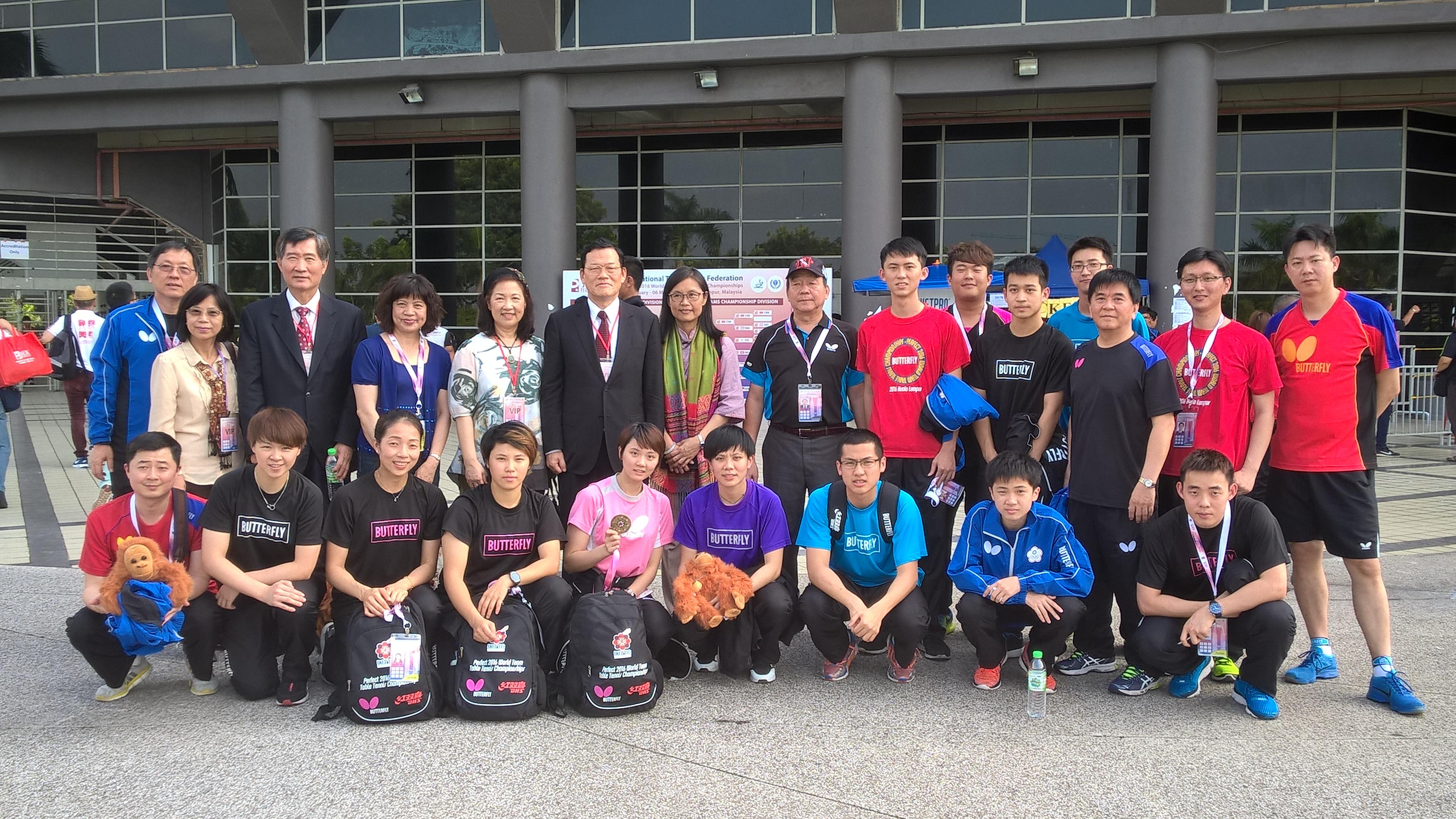 駐馬來西亞代表處章計平大使(後排左6)於3月6日與獲頒2016世界桌球團體錦標賽銅牌之我中華桌球女子代表隊及全體團員合影留念。
