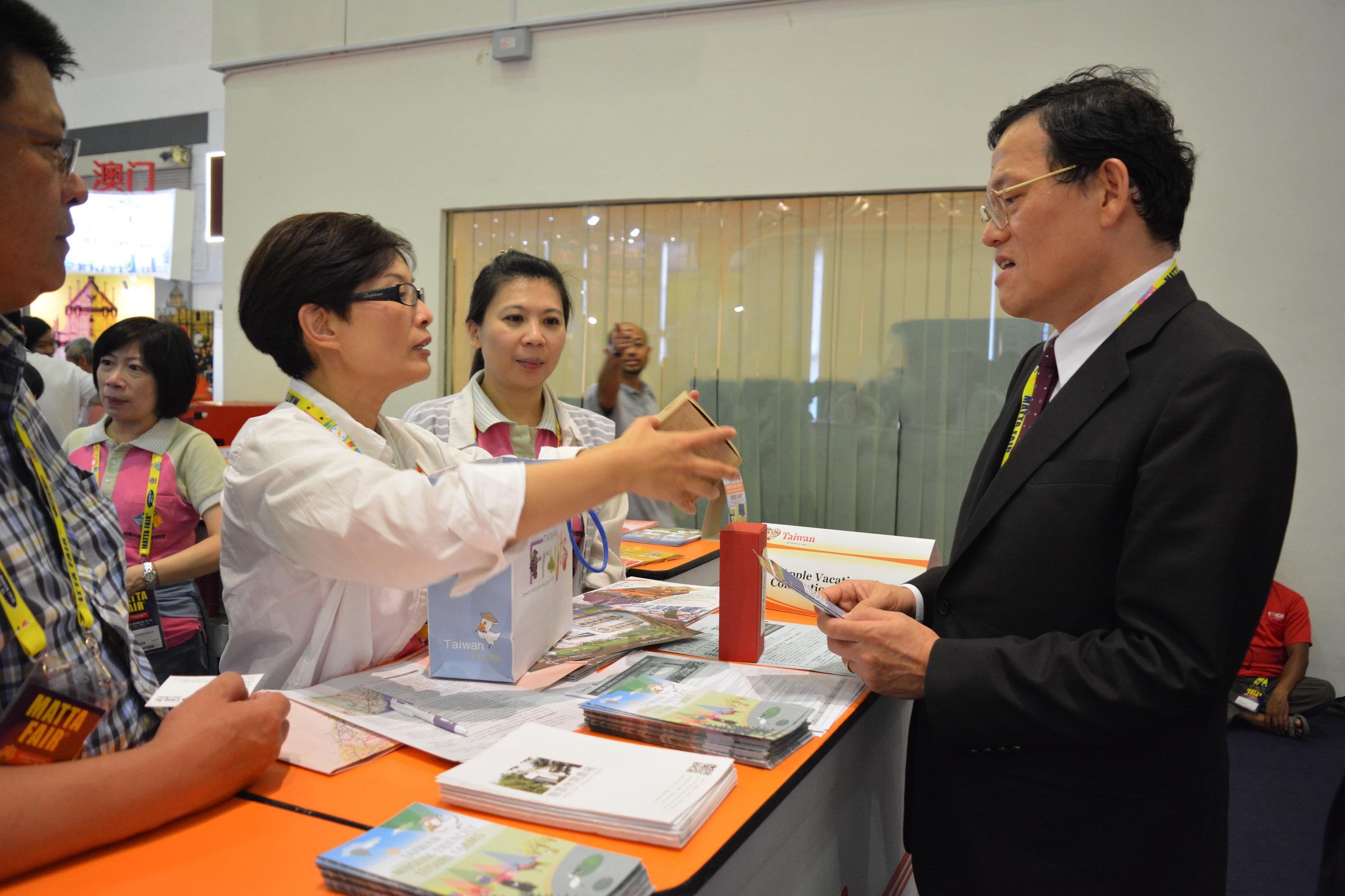 駐馬來西亞代表處章大使計平參訪2016年馬來西亞春季旅展台灣館，並詢問參展情形。