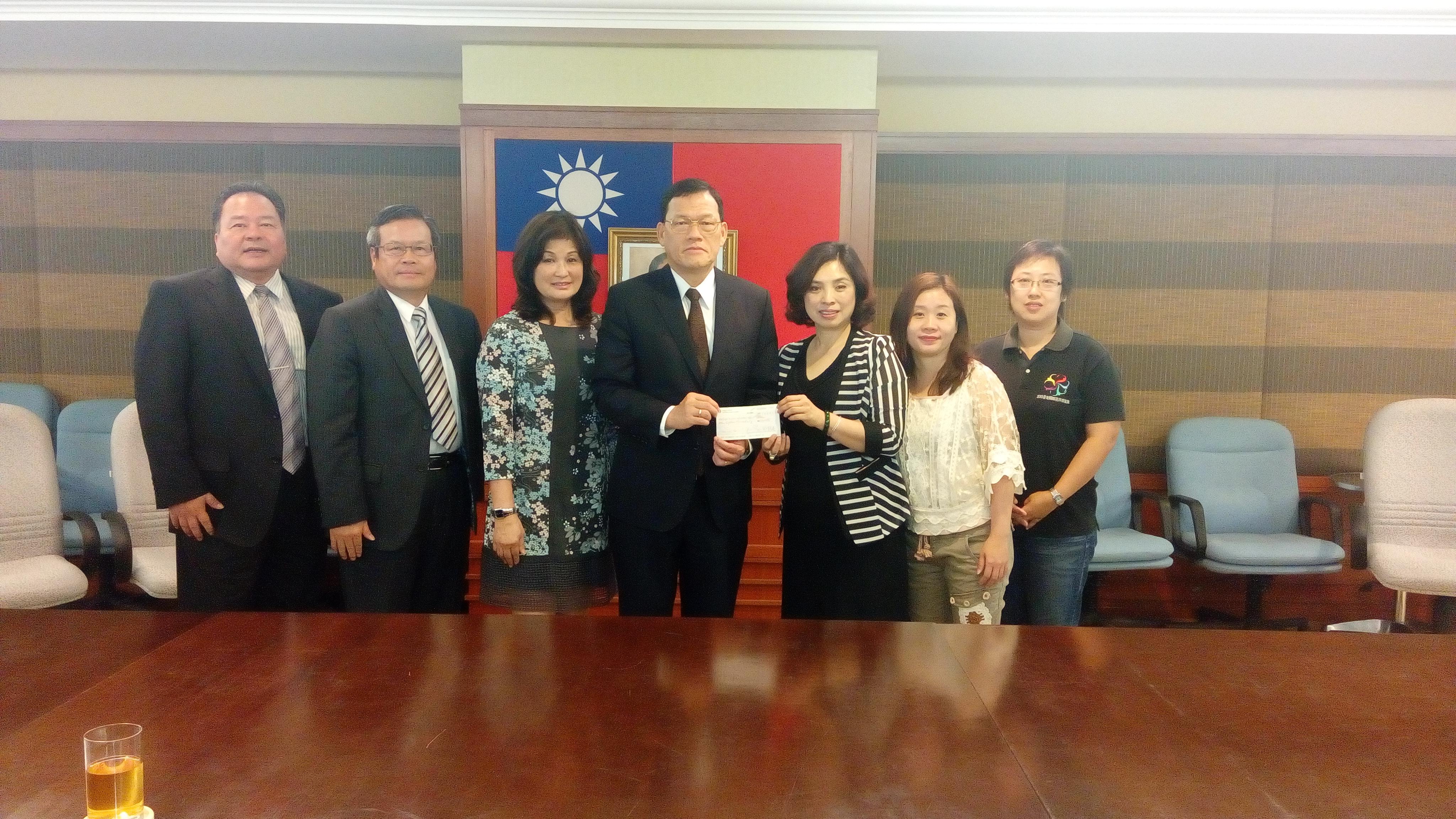 駐馬來西亞代表處章大使計平(右4)於3月21日接領馬來西亞寶島婦女協會方執行主席淑華(左3)代表捐款賑助南台灣地震受災戶。