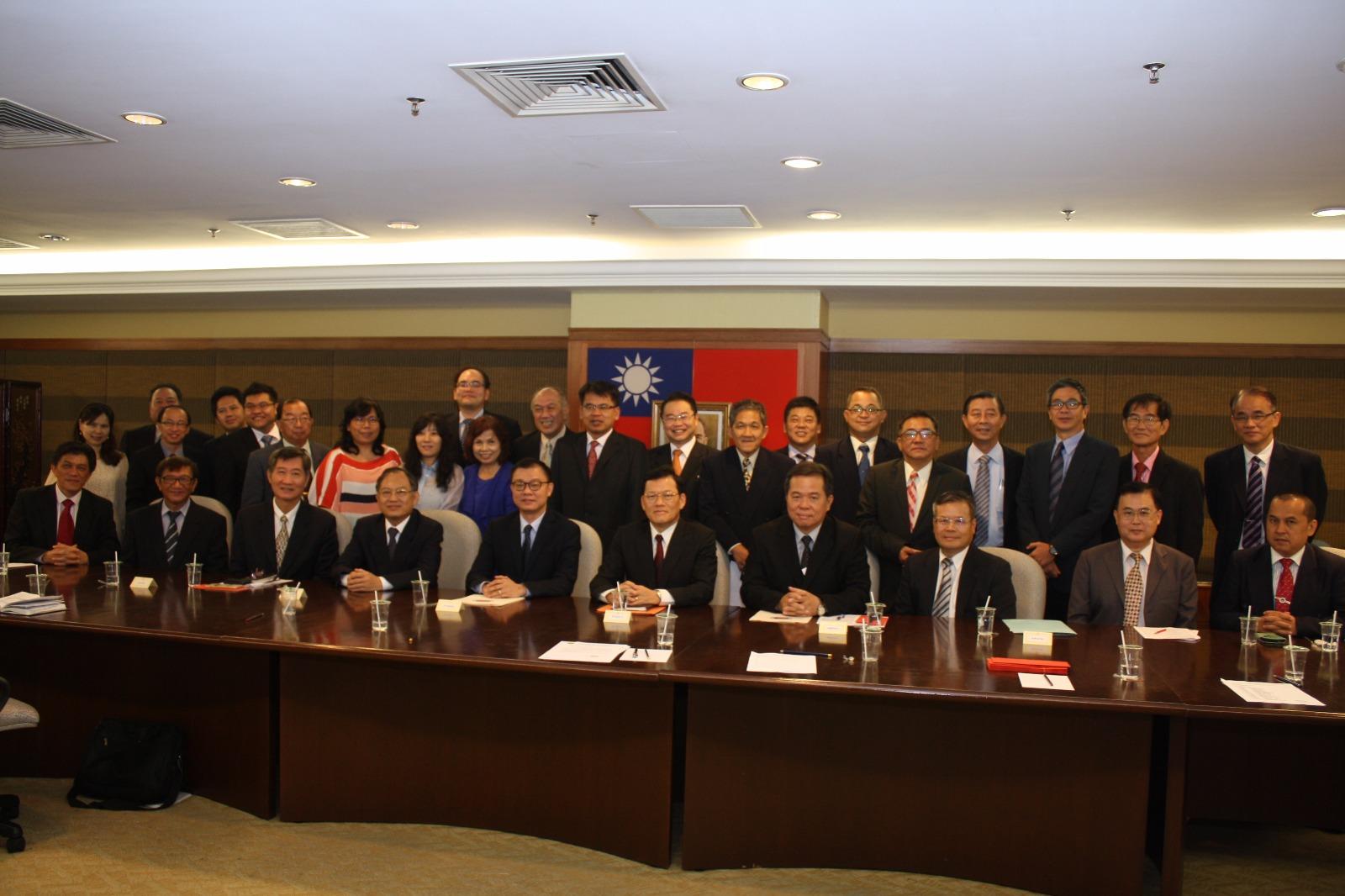 駐馬來西亞代表處章計平大使(前排,右5)與馬來西亞留臺校友會聯合總會第22屆新任理事合影留念。
