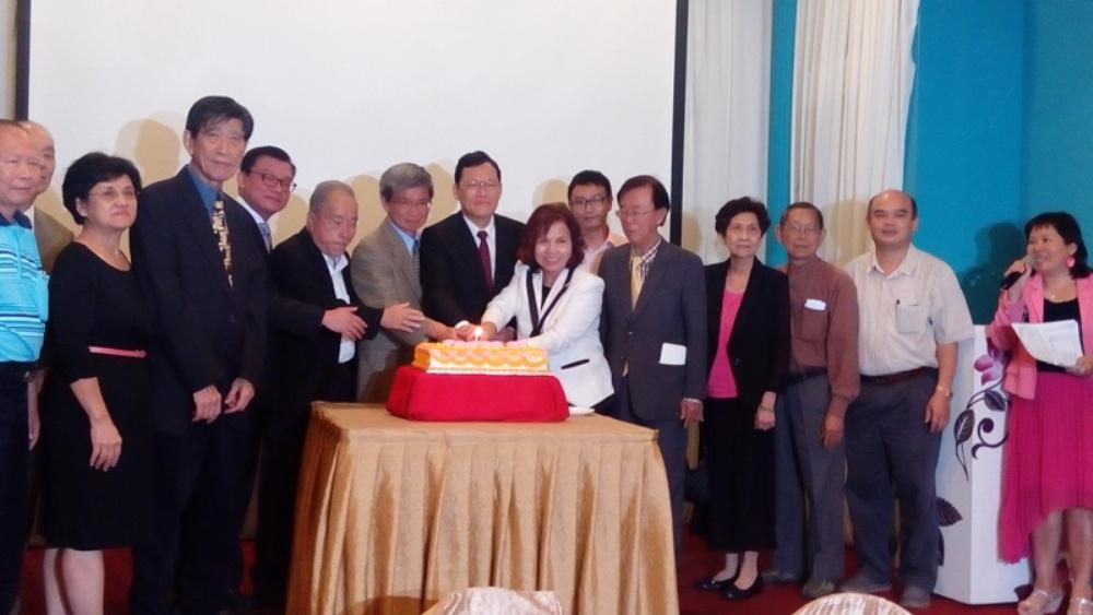 駐馬來西亞代表處章計平大使(前排右7)於5月29日參加「2016年師大之夜」晚宴，和與會貴賓合切蛋糕慶賀。