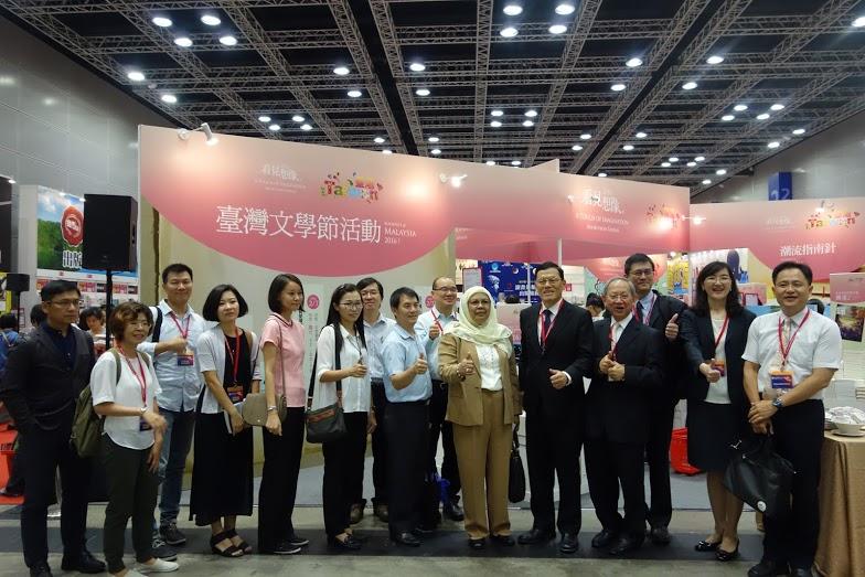 章大使計平（右六）出席馬來西亞海外華文書市「臺灣館」開幕儀式，與貴賓們共同合影。