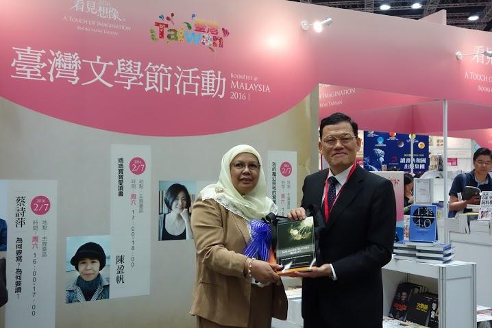 章大使計平（右一）贈送臺灣得獎書籍予馬來西亞蘇丹依德里斯教育大學，由副校長代表Pro Dato Dr. Noraini（左一）代表受贈。