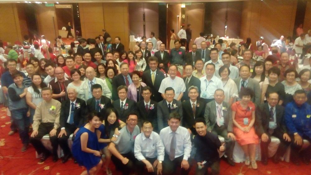 駐馬來西亞代表處章計平大使(第2排，左6)於本年7月23日應邀參加「2016   年興北之夜」晚宴，並與與會貴賓及興北校友合影留念。
