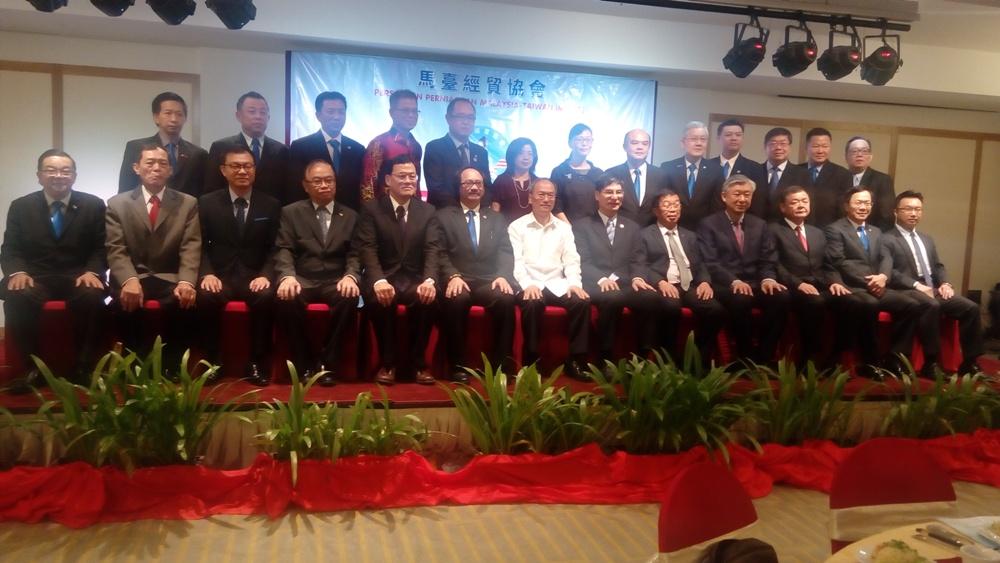 駐馬來西亞代表處章計平大使(前排左5)出席馬台經貿協會成立2周年慶午宴，和僑務委員會委員長吳新興(左7)及與會貴賓合影留念。