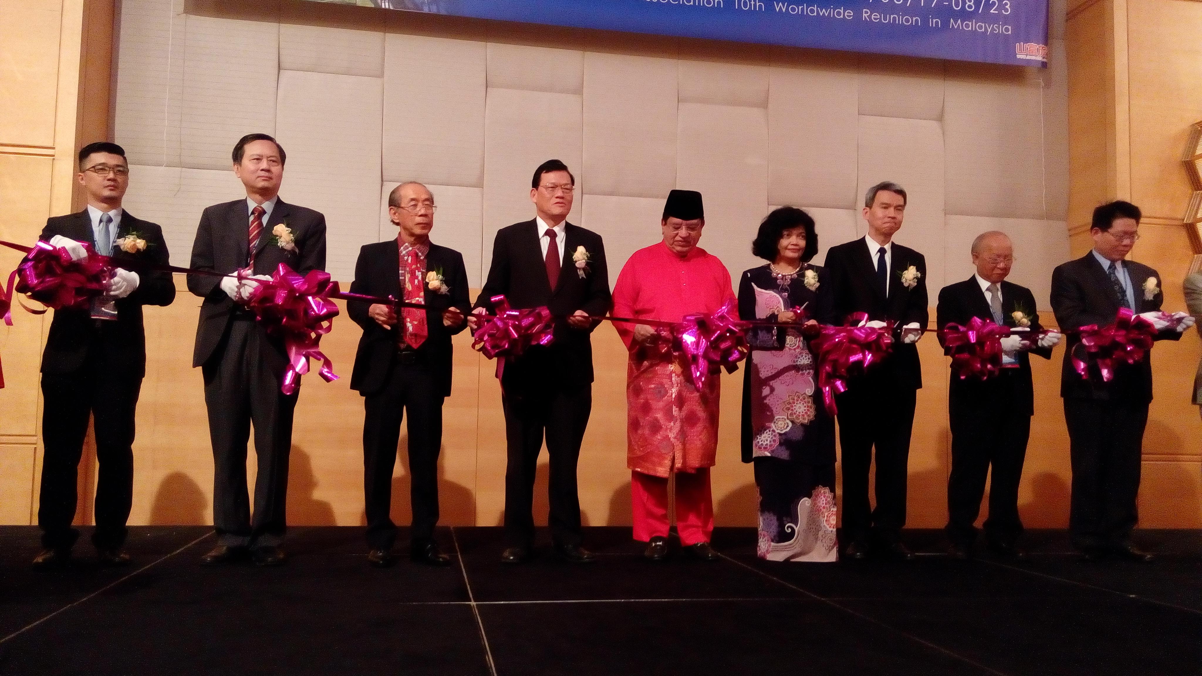 駐馬來西亞代表處章計平大使(左4)於8月21日參加「2016馬來西亞國防醫學院第十屆世界校友大會」開幕典禮，與李會長忠廷(左1)、聯邦直轄區部長Tengku Adman((右5)）、馬國衛生部副總監Dr Shahnaz Binti Murad(右4)等貴賓為大會剪綵。
