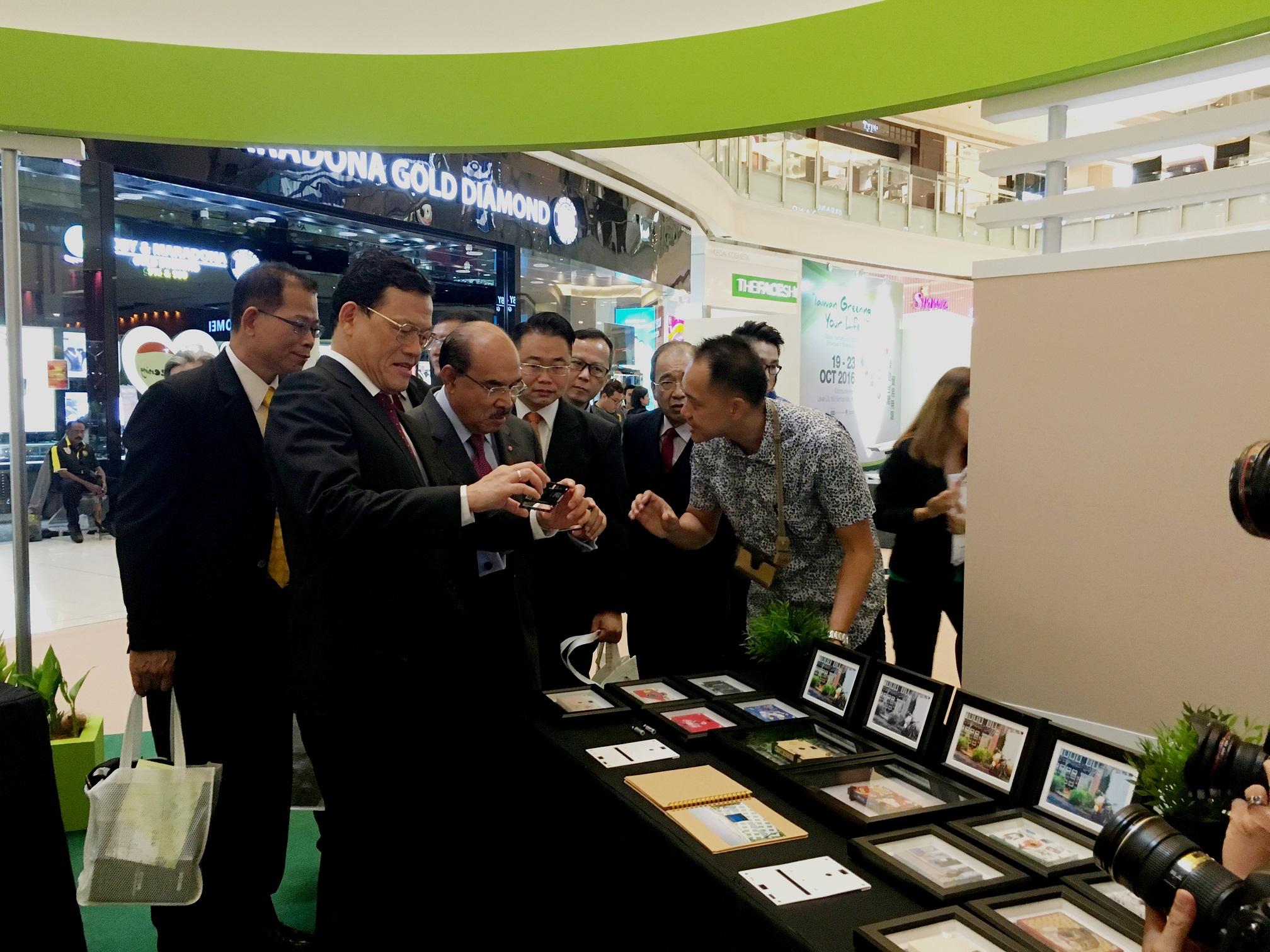 駐馬來西亞臺北經濟文化辦事處大使章計平(左二)、馬來西亞綠色商業協會主席Tan Sri Datuk Mustafa Mansur(左三)參訪臺灣廠商之展示品。