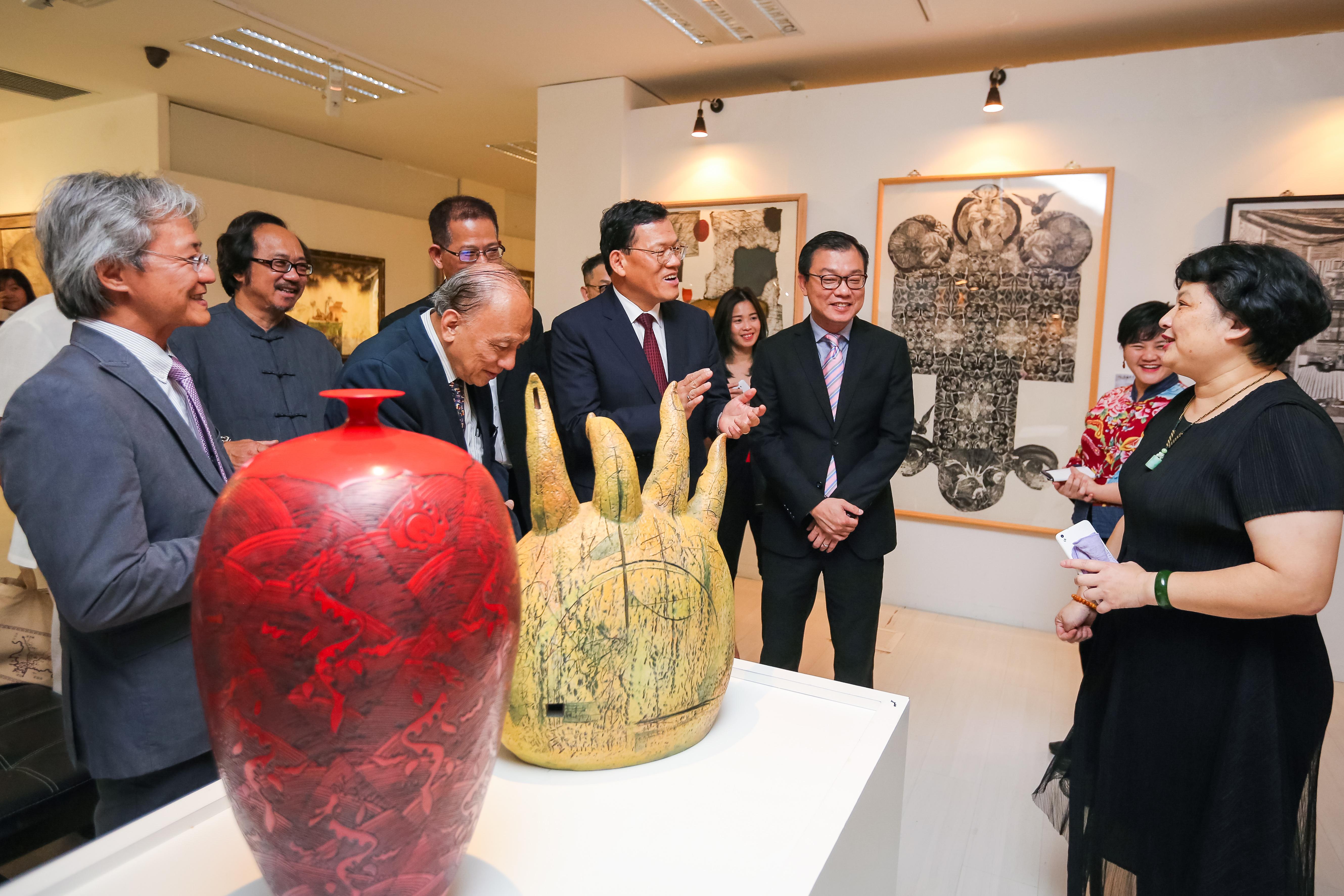 臺中市政府代表張月芬（右一）為來賓進行展場導覽，引起熱烈迴響。