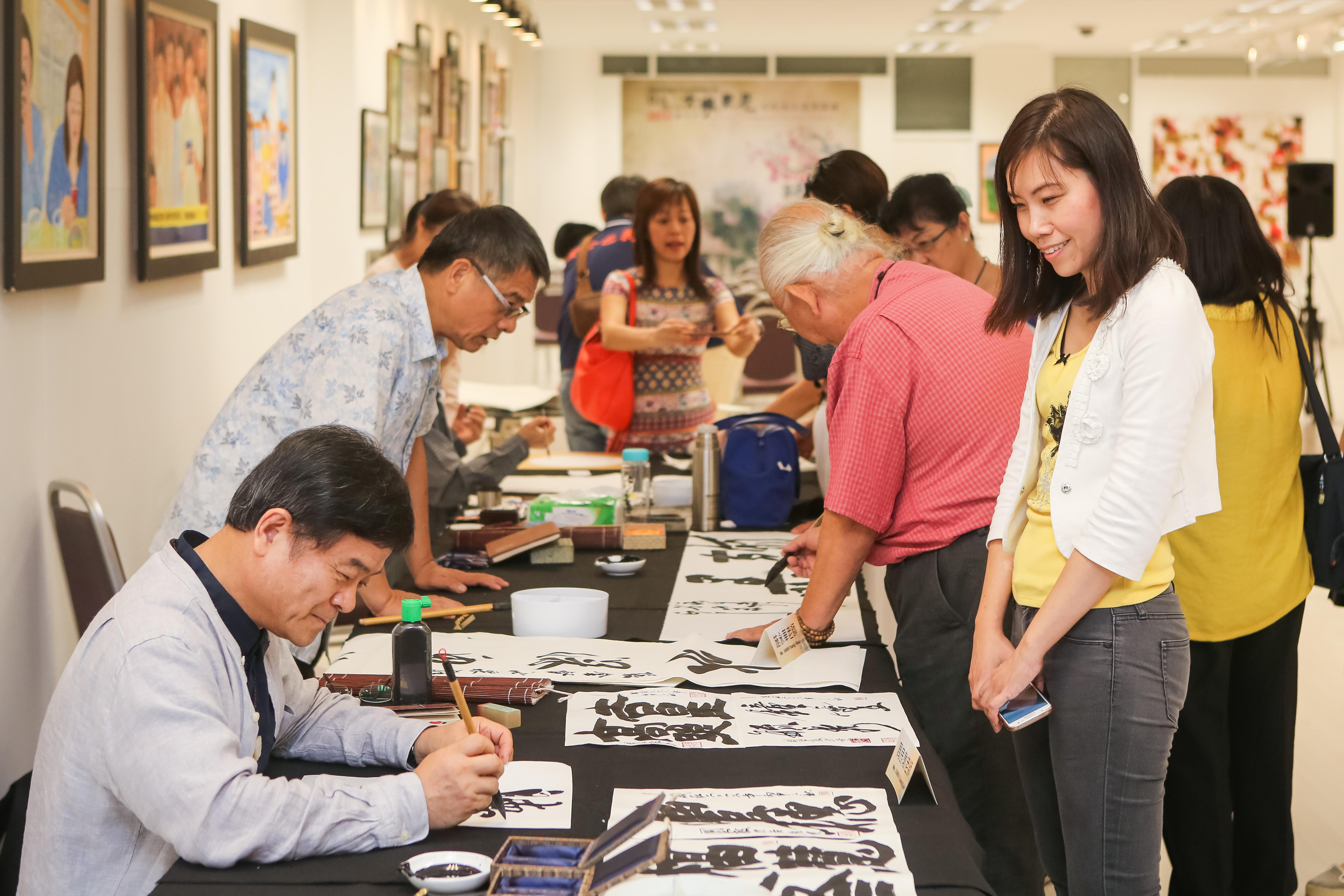 開幕典禮的現場揮毫項目，臺灣4位各藝術家向來賓們展示他們獨特的墨韻與內涵。